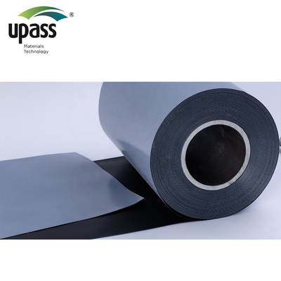 Materiale di superficie di pellicola di plastica in PE polimero autoadesivo modificato in bitume membrana del tetto impermeabile lavorato per tagliare le dimensioni
