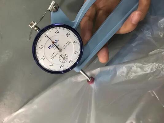 Pellicola perforata termica in HDPE da 7 micron per membrane impermeabili in bitume modificato SBS | Pellicola in HDPE ultrasottile, lavabile a fiamma per sistemi di copertura SBS e APP